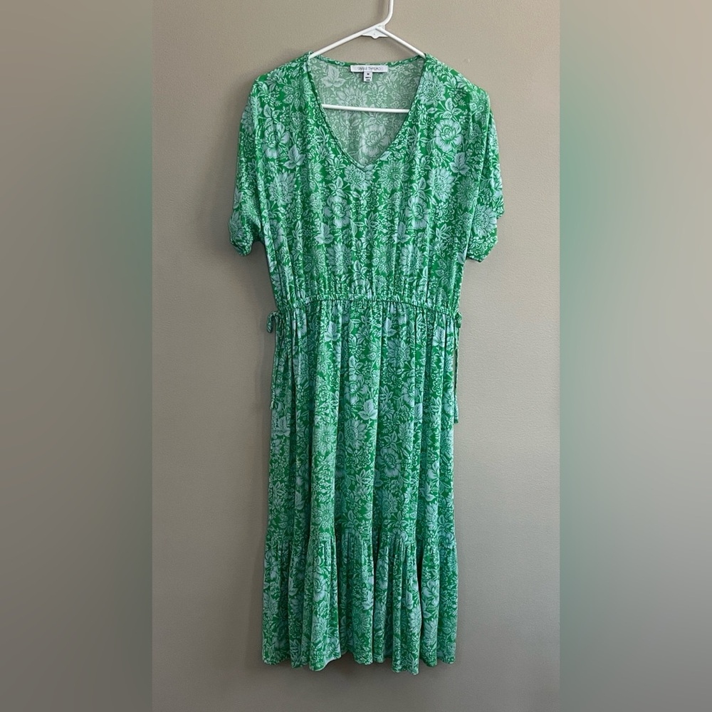 Single Thread Women's Tie Waist Printed Midi Dress in Kelly green size medium